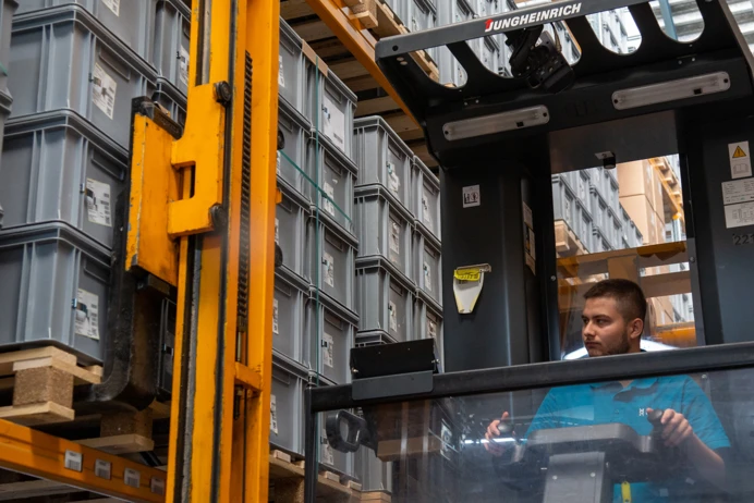 Logistiker-in-EFZ-1384x923